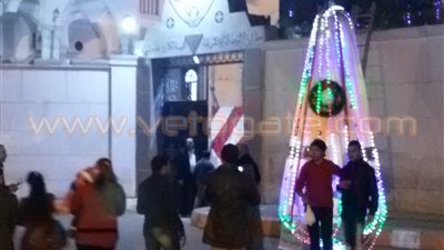 بالفيديو.. مسلمون وأقباط يحتفلون بـ«الكريسماس» أمام مطرانية قنا