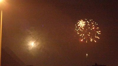 بالصور.. الألعاب النارية تزين سماء الهرم احتفالا بالسنة الجديدة