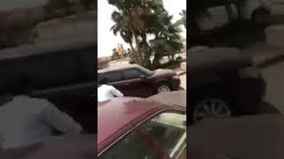 لحظة دهس سائق طالبا داخل جامعة بالرياض عمدًا (فيديو)
