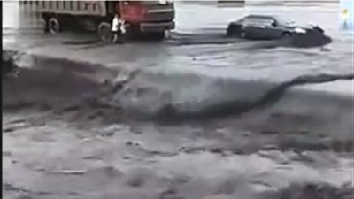 لحظة غرق امرأة حاولت عبور سيول بدراجتها (فيديو)