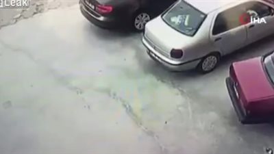 مصرع امرأة دهسا تحت عجلات شاحنة أسمنت (فيديو)