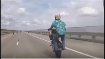 شاب يتعرض لحادث مروع خلال استعراض مهاراته (فيديو)