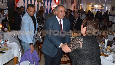 بالصور.. محافظ البحر الأحمر يهنئ الأقباط بأعياد الميلاد المجيد