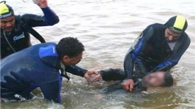 قوات الإنقاذ تحاول انتشال جثة غريق بترعة الإسماعيلية