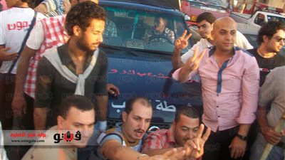 المتظاهرون يهتفون لرجال الشرطة بدمياط