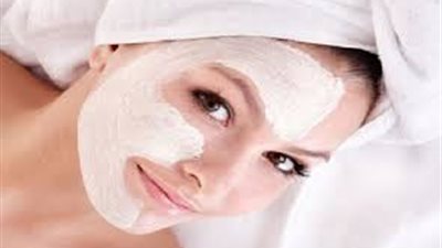 قناع البيض والنشاء لتفتيح وتقشير البشرة