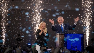 نتنياهو يحتفل بالفوز في الانتخابات الإسرائيلية مع زوجته (صورة)