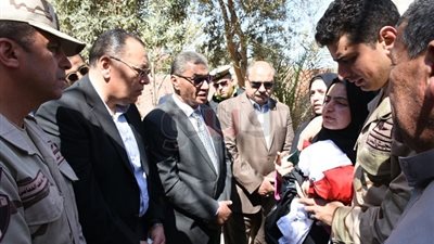 محافظ الشرقية يتقدم جنازة شهيد «تل مفتاح» في سيناء (فيديو وصور)