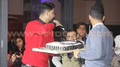 بالفيديو.. مينا عطا ورنا سماحة يفاجئان شاهين بـ«تورتة» عيد ميلاده