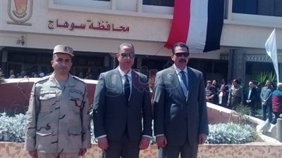 محافظ سوهاج ومدير الأمن يضعان إكليلا من الزهور على النصب التذكاري