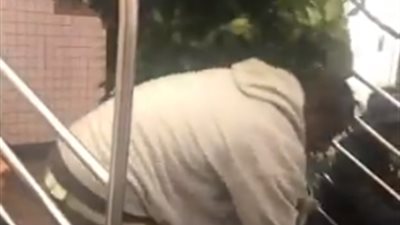 رجل يحمل أشجارا صغيرة داخل مترو يثير الانتقادات (فيديو)