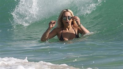 بالصور.. ريتا أورا تقضي إجازة عيد الميلاد على شاطئ ميامي