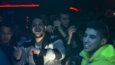 بالفيديو والصور.. فتاة تشعل حفل «الدخلاوية» بالرقص على المهرجانات