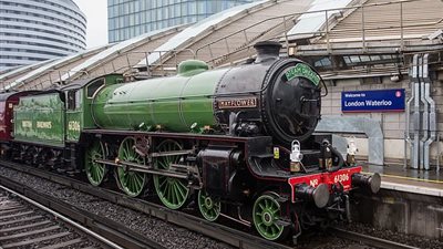 بريطانيا تطلق أول قطارات بخارية سريعة بعد توقف 50 عامًا