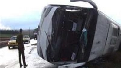 إصابة 8 أشخاص في انقلاب سيارة بطريق 