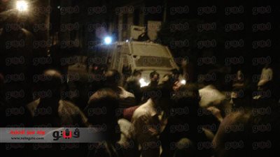 بالصور.. متظاهرون يحاصرون الإخوان أمام مسجد النصر بـ