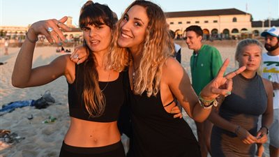 بالفيديو والصور.. الأستراليون يستقبلون أول أيام 2016 على الشواطئ