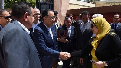 مدبولي يكلف بإزالة باب حديدي على سلم مدرسة بالبحيرة