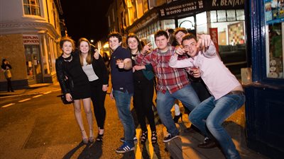 بالفيديو والصور.. فضائح البريطانيين في احتفالات رأس السنة