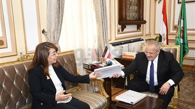 رئيس جامعة القاهرة لغادة والي: النساء أقل فسادا