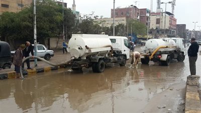 بالصور.. الدفع بسيارات لشفط مياه الأمطار من الشوارع بالقليوبية