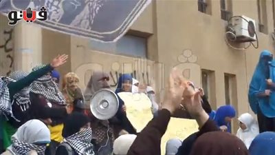 بالفيديو.. تظاهر طالبات الإرهابية بالأزهر بـ«غطيان الحلل»