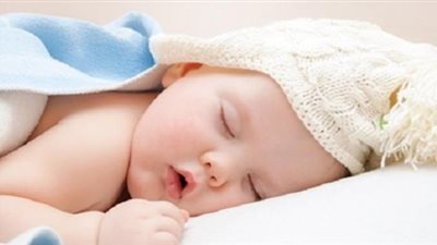 نوم الطفل بعينين مفتوحتين أمر طبيعي ولا يستدعي القلق