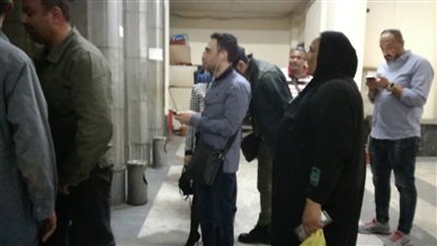 معجب يقبل يد شيرين قبل التحقيق معها بنقابة الموسيقيين (فيديو)