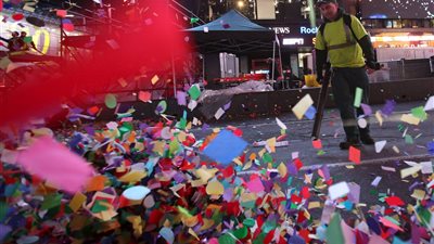 بالصور.. قصاصات المحتفلين بالعام الجديد تملأ ميدان «تايمز سكوير»