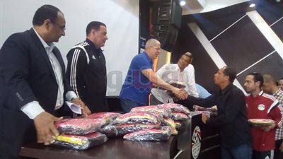 شوبير وعبد الفتاح يسلمان الملابس الجديدة للحكام (صور)