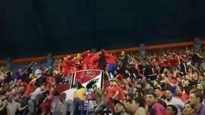 رجال طائرة الأهلي يحتفلون ببطولة أفريقيا مع الجماهير (فيديو)