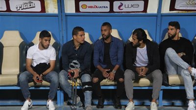 سعد سمير يؤازر زملاءه على دكة بدلاء الأهلي في بتروسبورت (فيديو)