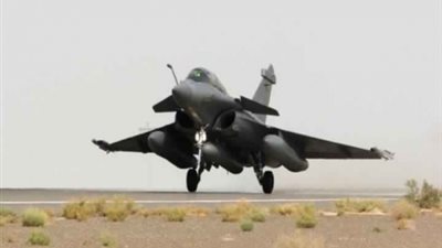 فرنسا تشن ضربات جوية ضد مواقع نفطية قرب الرقة