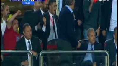 الخطيب «يبوس» يده بعد الهدف الثاني للأهلي في المقاصة (فيديو)