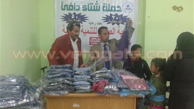 بالصور.. جمعية الصعيد توزع كسوة الشتاء على أطفال قنا