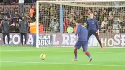 بالفيديو.. «ميسي» يضع حارس برشلونة في موقف محرج