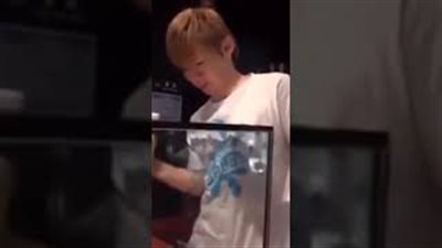 شاب يفوز بسبيكة ذهبية وزنها 20 كيلو جراما في مطار دبي (فيديو)