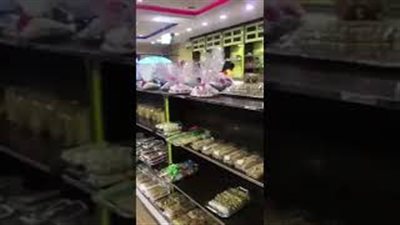 فأر يتجول داخل طبق حلوى بمخبز يثير ضجة (فيديو)