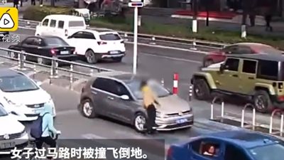 لحظة تعرض امرأة لحادث دهس أثناء عبورها الطريق (فيديو)