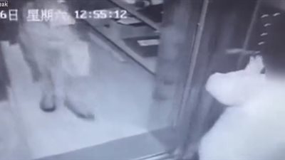 عامل دليفري يعتدي على عجوز بالضرب المبرح (فيديو)