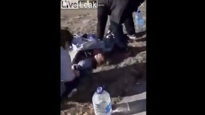 لقطات مروعة لدب يمزق جسد فتاة حاولت إطعامه (فيديو)