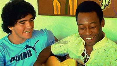 مارادونا يؤازر بيليه في محنته المرضية وينشر صورة لهما من أرشيف الذكريات