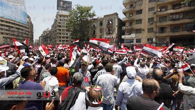 تجمع العشرات أمام مسجد السيدة زينب استعدادًا لمسيرة 