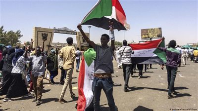 الحراك السوداني.. ترقب وغموض قبيل تلاوة بيان الجيش