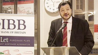 12 ألفًا يصلون التراويح بمسجد رابطة العالم الإسلامى فى بريطانيا