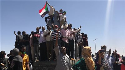 السودان يطوي صفحة البشير.. مصادر: الرئيس يتنحى عن الحكم.. الجيش يشكل مجلسا انتقاليا برئاسة الفريق أول عوض بن عوف.. الشعب يترقب بيان القوات المسلحة.. واعتقال أكثر من 100 شخصية مقربة من الرئيس السوداني