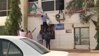 المتظاهرون يسقطون صور البشير من أعلى المباني الحكومية في الخرطوم (فيديو)
