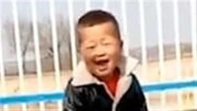 لقطات طريفة لطفل لا يتوقف عن النوم بالمدرسة (فيديو وصور)