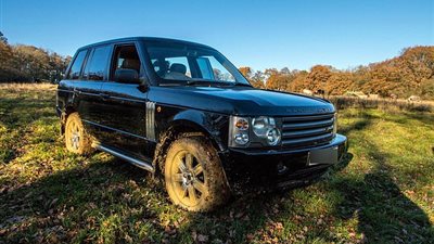 رجل ينقذ مقطورة متحركة ويترك سيارته تعمل (فيديو وصور)