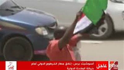 آلاف السودانيين يخرجون إلى الشوارع لدعم الجيش (فيديو)